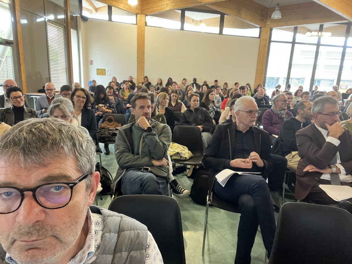 ClgDiderot's tweet photo. Lancement ce matin au @ClgDiderot de la conférence de @RobbesB sur l’autorité à l’école, devant une salle comble, en présence d’enseignants, chefs d’établissement, AED, et de partenaires associatifs et institutionnels du quartier de Planoise.
@acbesancon @NathalieAlber15 @DSDEN25 https://t.co/vV1ExFbjRs