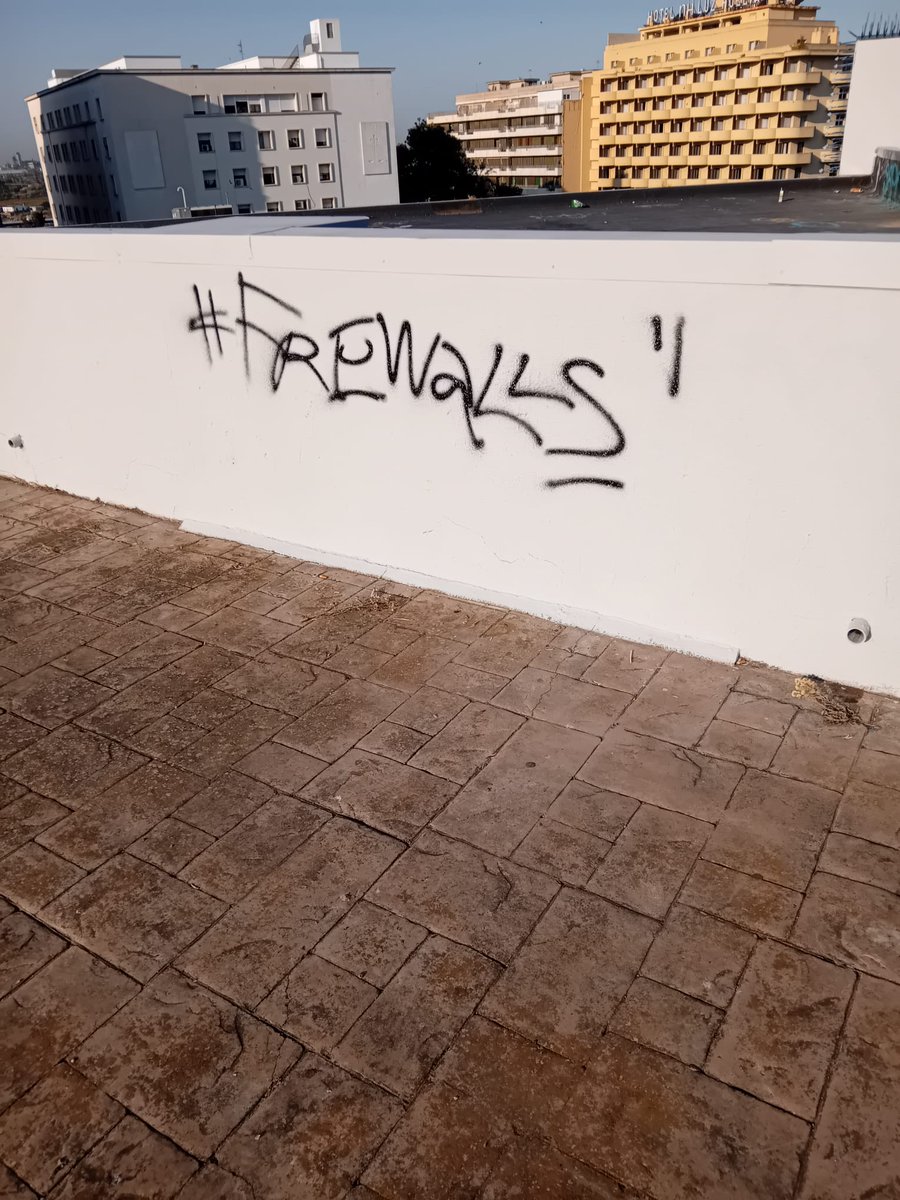 🫧 Ayer finalizaron los trabajos de pintura para la eliminación de pintadas en la plaza del Titán y hoy amanecemos con esta estampa. 

❌Esto no es arte urbano, es una prueba de falta de civismo y respeto. 

🙏Hacemos un llamamiento a la responsabilidad y al cuidado de la ciudad.