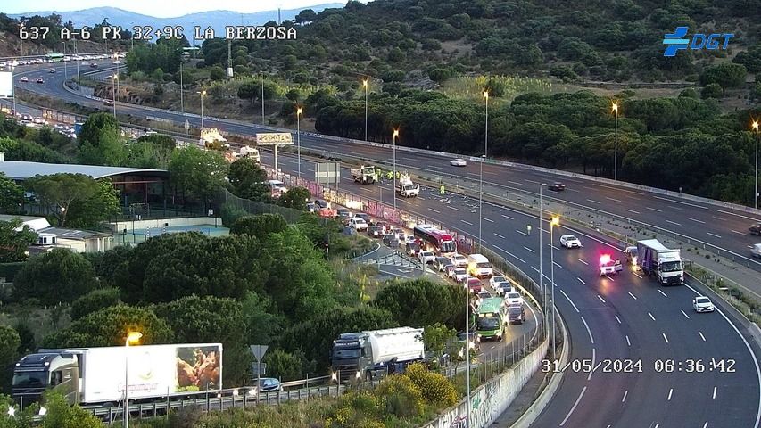 AyuntamientoCV's tweet photo. ❗ Un accidente a la altura de Parquelagos dirección Madrid corta la calzada principal de la #A6, desviando el tráfico por la vía de servicio y provocando importantes retenciones https://t.co/46d7FfnxJo
