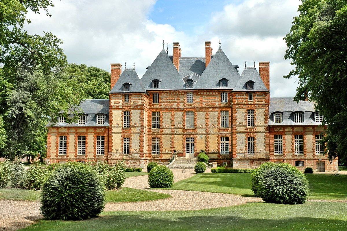 Le #château de #FleurylaForêt se dresse dans le département de l'#Eure, en #Normandie. Cet imposant château édifié en silex et briques rouges, situé non loin de Lyons la Forêt, accueille le #musée des poupées. Le #parc à la française est bordé d’une allée de tilleuls centenaires.