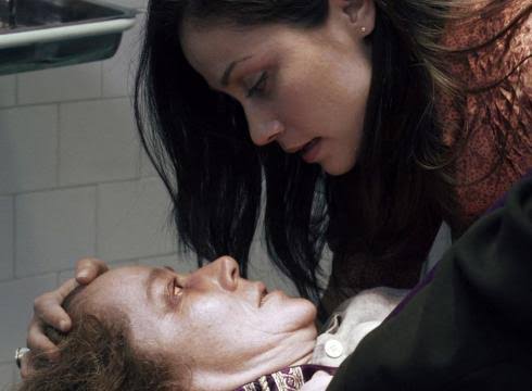 elianaboscaan's tweet image. #TheDevilInside 

Una mujer, marcada por la supuesta posesión de su madre, viaja al Vaticano para obtener respuestas y aprender más sobre los demonios. 

En niveles de &apos;malos finales&apos; esto es un Game of Thrones. 

No sean como yo y esquivan esa bala. 

1.5/5⭐️