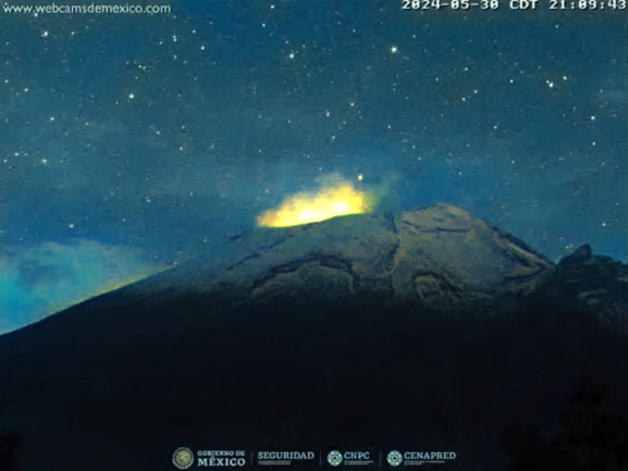 🌋 El #Volcán #Popocatépetl, cubierto de nieve y con incandescencia  esta noche.
Vista: #Tlamacas.
🚦 Alerta Volcánica: #AmarilloFase2.
Radio de exclusión: 12 km. 🚷
Vía: #CENAPRED @CNPC_MX.
webcamsdemexico.com/webcam/popocat…