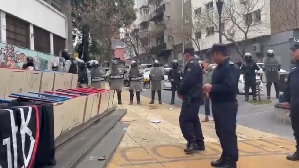 🔴 Cinco personas fueron asesinadas en el barrio Maracaná. Uno es un niño de 10 años. 

Hoy la policía estuvo con todo su despliegue en el Liceo Zorrilla por estudiantes ocupados.

Seguimos fallando. Es un horror Uruguay. La culpa es de todos.