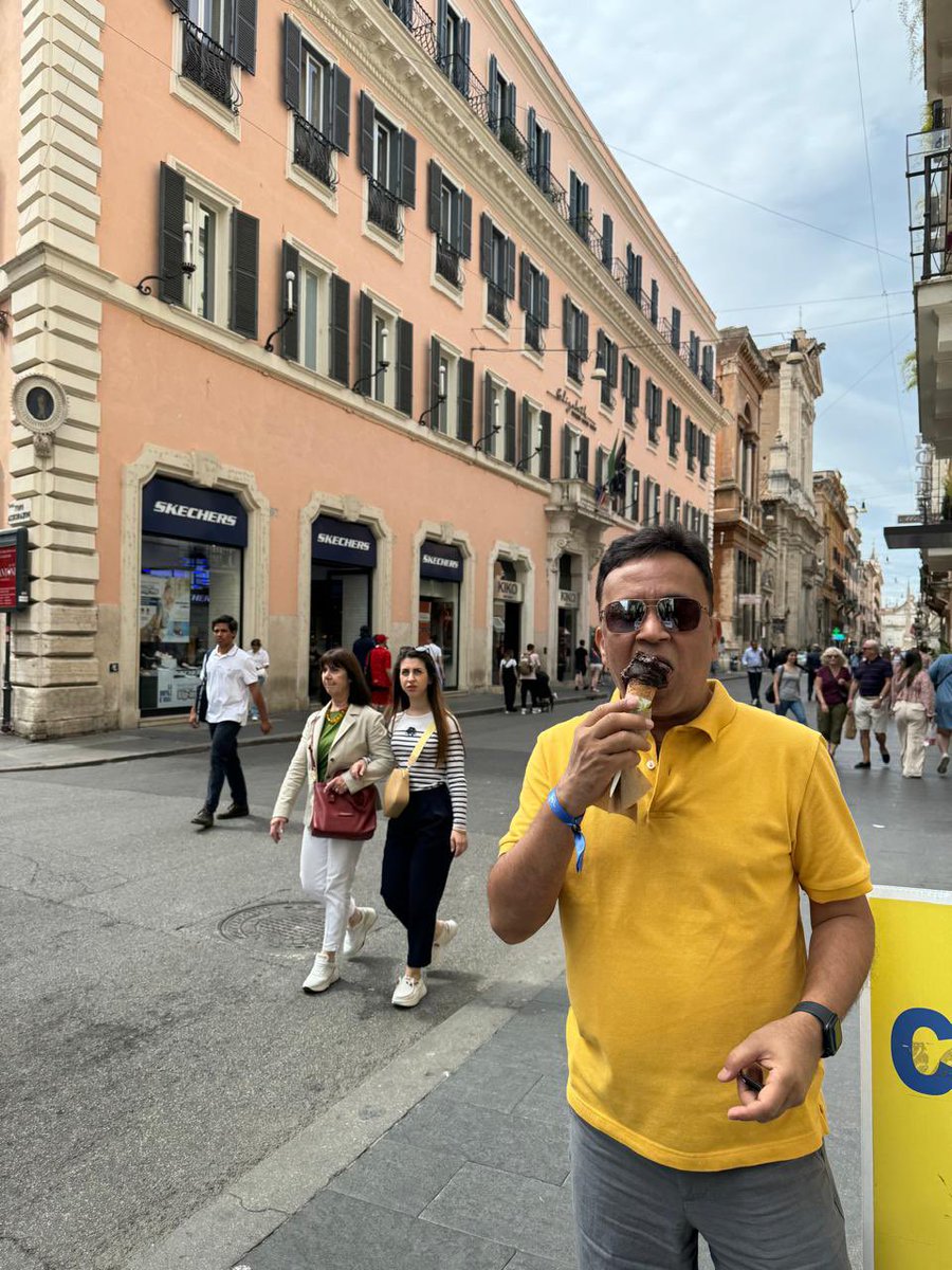 SupermarketWala's tweet photo. When in Rome…
Roam karvaanu, Beer peevanu, Gelato khavanu…
..majja ni life!! https://t.co/f8HrAIsFrN