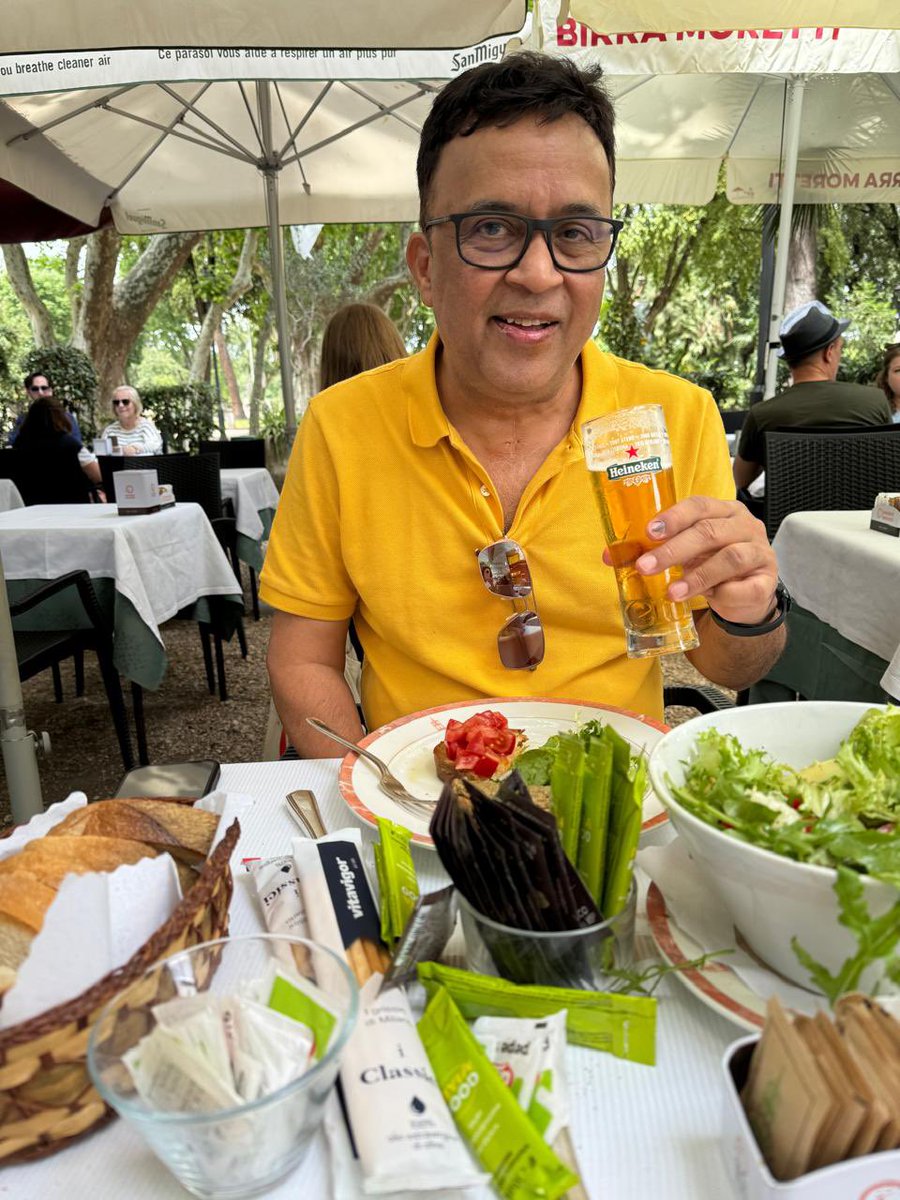 SupermarketWala's tweet photo. When in Rome…
Roam karvaanu, Beer peevanu, Gelato khavanu…
..majja ni life!! https://t.co/f8HrAIsFrN