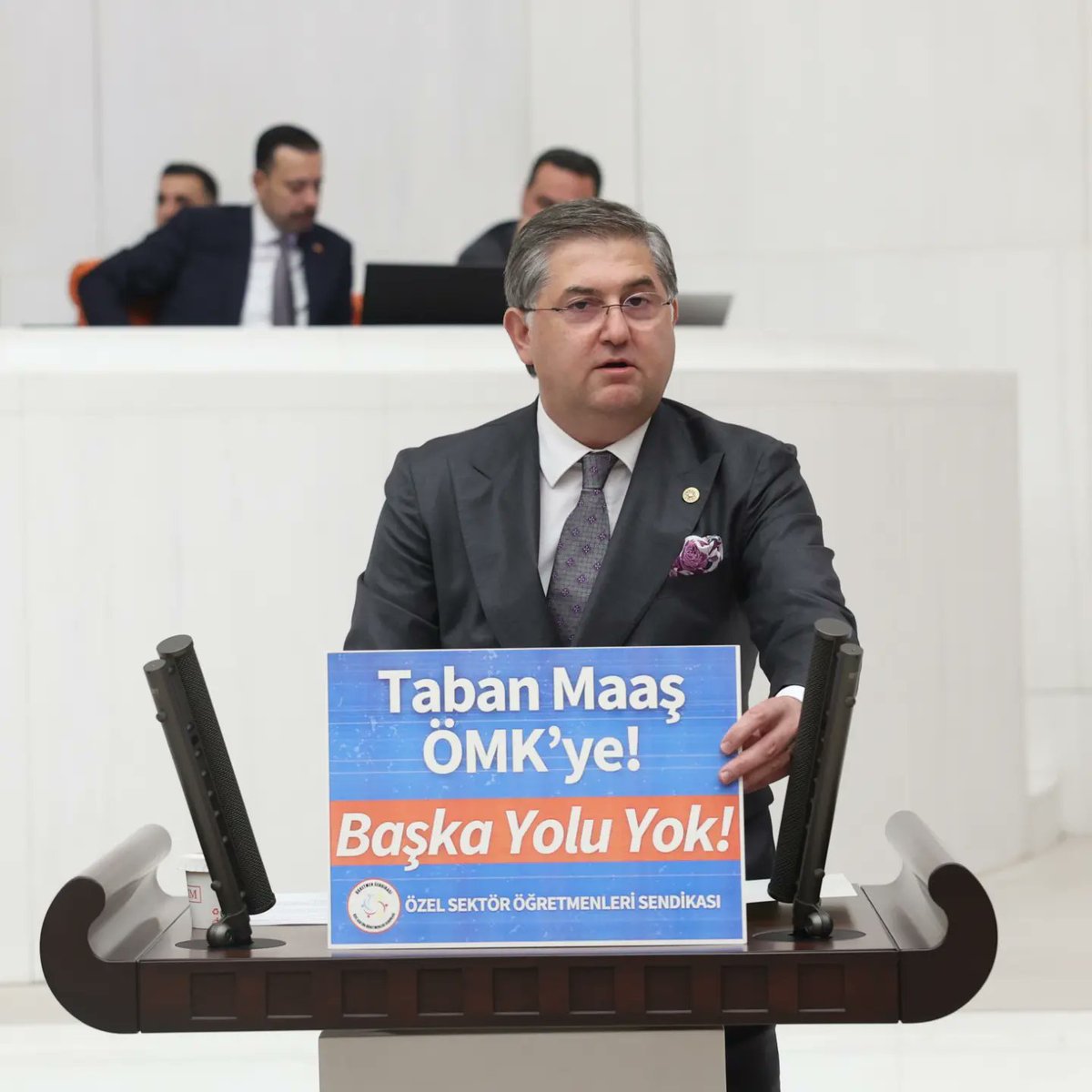 "Taban Maaş ÖMK'ye!" çağrısı yayılıyor. Oturma eylemleri il il büyürken, haklı talebimiz Meclis içinde de yer buluyor. 
Hükümet ve Milli Eğitim Bakanlığı için karar zamanı.
Öğretmenlerden yana mı olacaksınız yoksa patronlardan yana mı?

#EğitimNöbetindeyiz