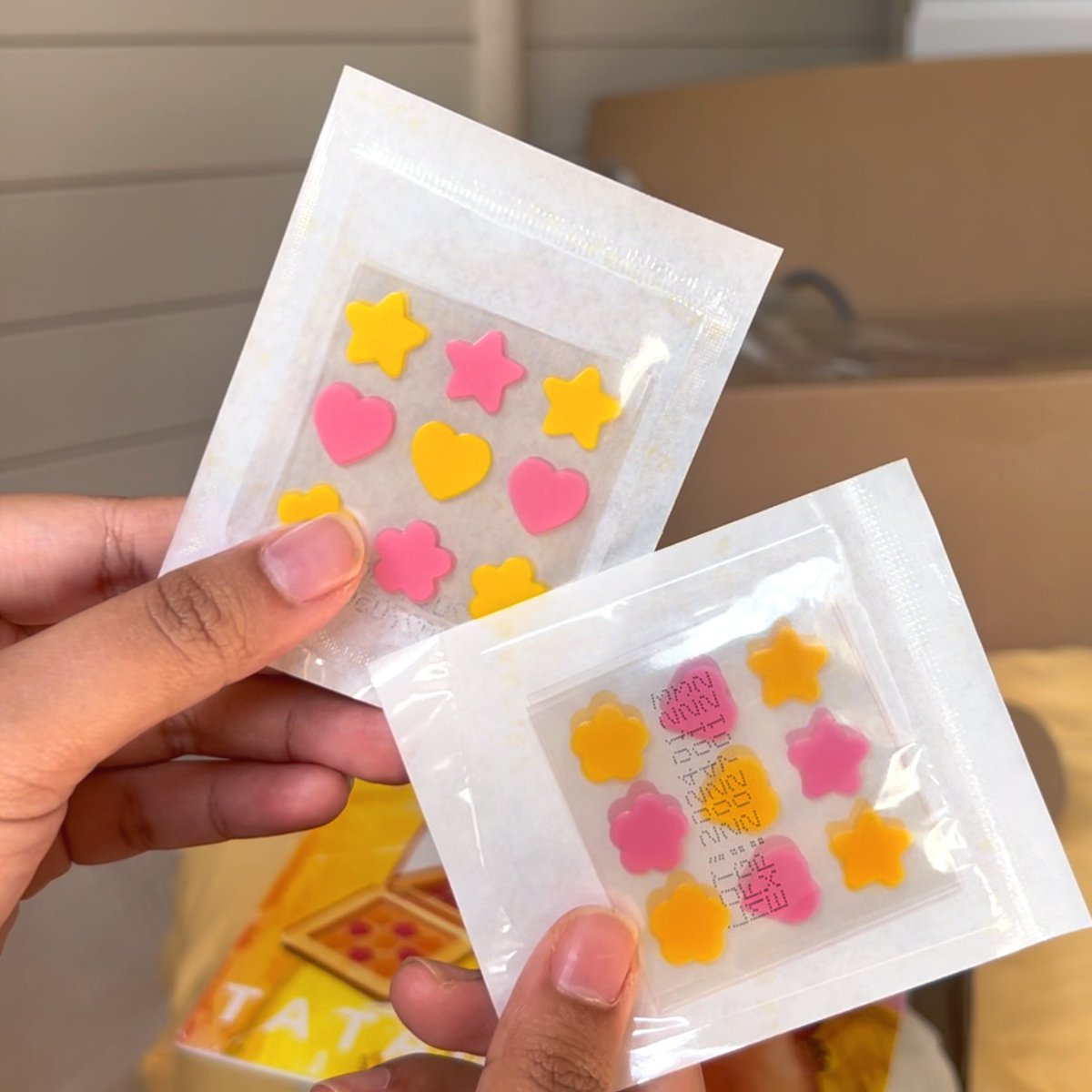 shiidasham's tweet photo. Ni lah #poppyflip💛🩷 patches! Btw yang baru ni translucent tau! Dia bukan macam typical acne patch yang print kat surface. And also? How dare they give a case for that?! I tak pernah tengok brand yang buat case khas untuk pimple patches. Memahami betul! 🥲

Btw yg kiri yang lama https://t.co/bkRppTrLdz