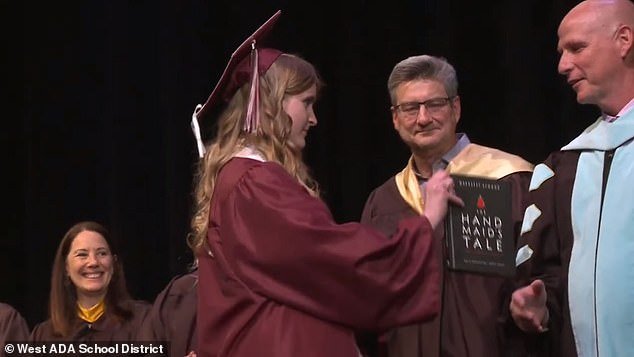 Breaking: Idaho high school student goes viral with defiant act at her graduation after district banned books nybreaking.com/idaho-high-sch… #act #banned #books