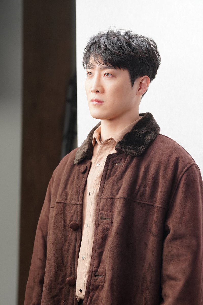 goodmanstoryent's tweet photo. [#김도현 #KIMDOHYUN]
Dohyun's behind pictures of <THE HERO> 📸🫶

Please send your big love and support to Dohyun 🖤

단단한 심지를 지닌 독립운동가 '유동하'로 분한 도현 배우의 <영웅> 비하인드 사진 대공개 📸🫶

오는 8월 11��까지 세종문화회관 대극장에서 만나요 🖤 https://t.co/xxqwe4Ojz5