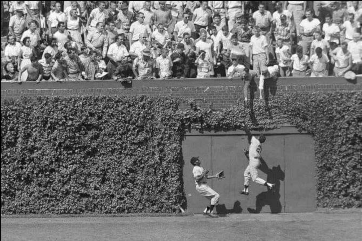 .@SFGiants, 'Say Hey!' Willie Mays making an outstanding catch against the @Cubs in 1958 at the Wrigley Field wall. I've never seen this photo before, and had to tweet this. RT. @nlbmprez @NLBMuseumKC @NegroLeagueMan @KionaSinks @BCB_Sara @LavontSr @baseballhall @MLB