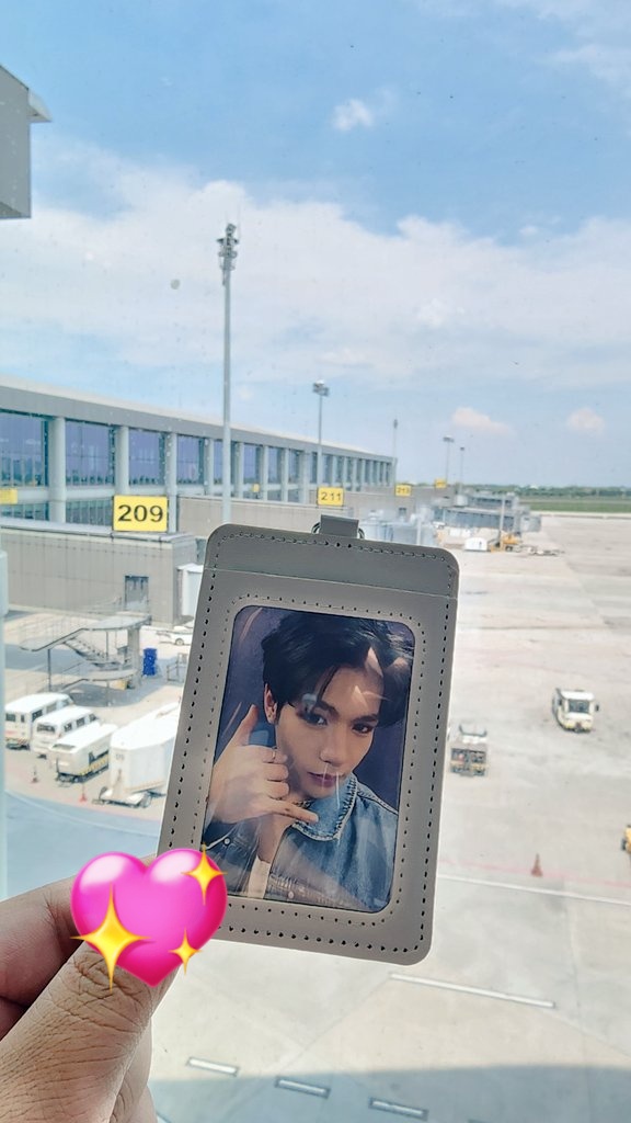 Flying again with him!❤️🫶 
@HORI7ON_twt 🐱
@HORI7ONofficial 

#KIM #HORI7ON_KIM #HORI7ON 
#호라이즌