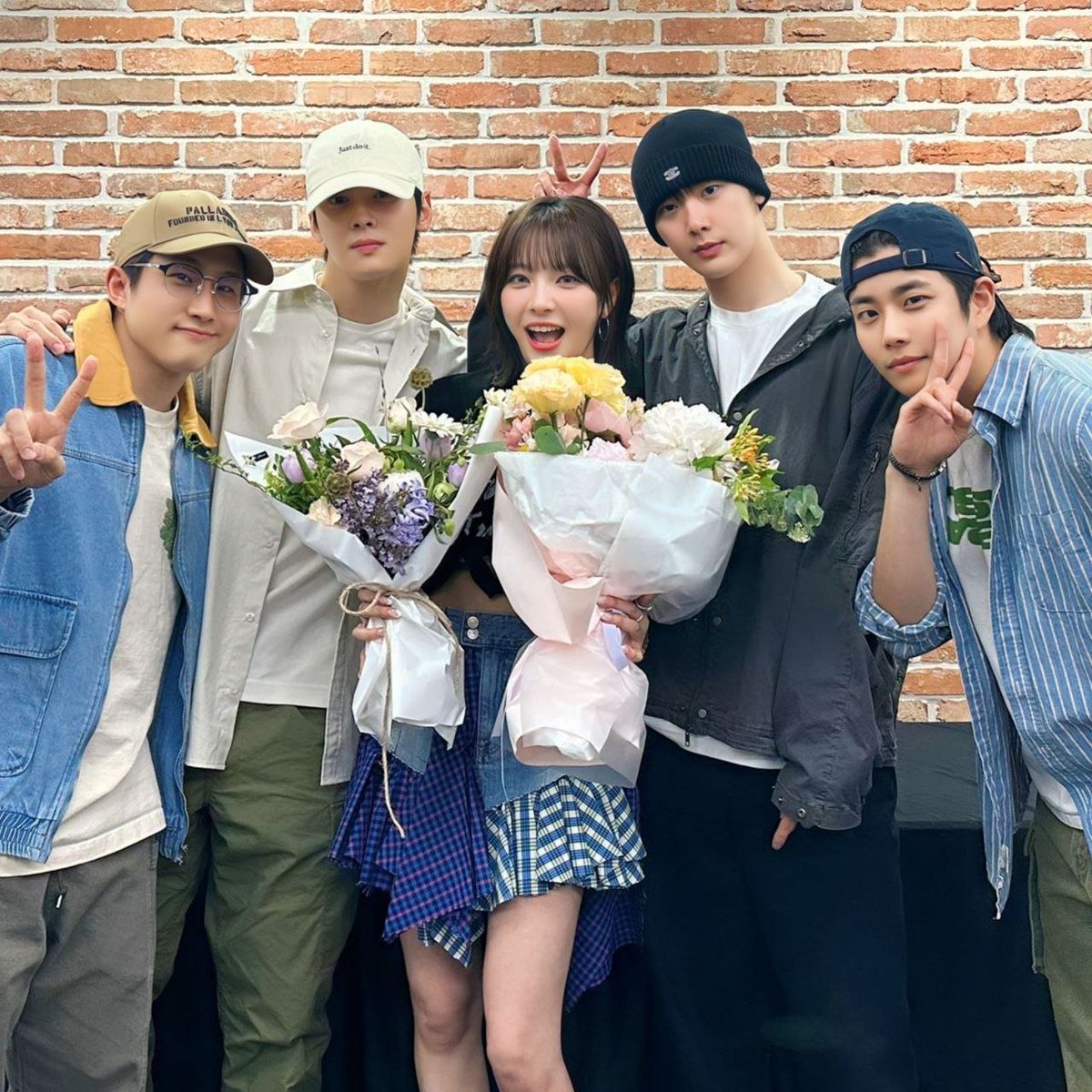 bobahyukie_'s tweet photo. astro and moon sua interactions: a thread ♡ https://t.co/yDlEdHY9bn