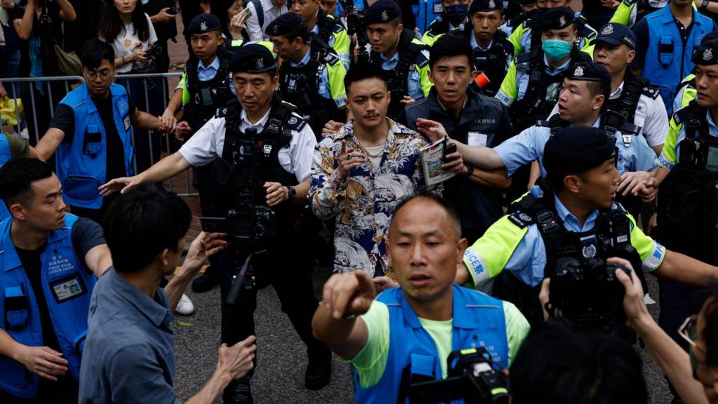 “Hong Kong 47”: 14 attivisti giudicati colpevoli di cospirazione finalizzata alla sovversione
I governi occidentali condannano il verdetto nel caso più grave dall’introduzione della legge sulla sicurezza nazionale
Il processo durato 10 mesi si è concluso a dicembre, più di ⬇️