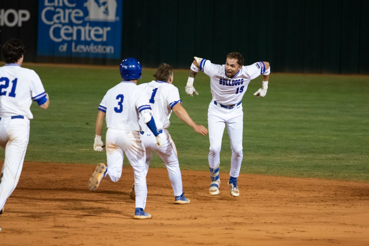 ⚾️
Tennessee Wesleyan records extra innings walk off hit to advance to #NAIABSBWorldSeries Championship Game!

Read all about it --> bit.ly/3VnaBYU

#collegebaseball #BattleForTheRedBanner