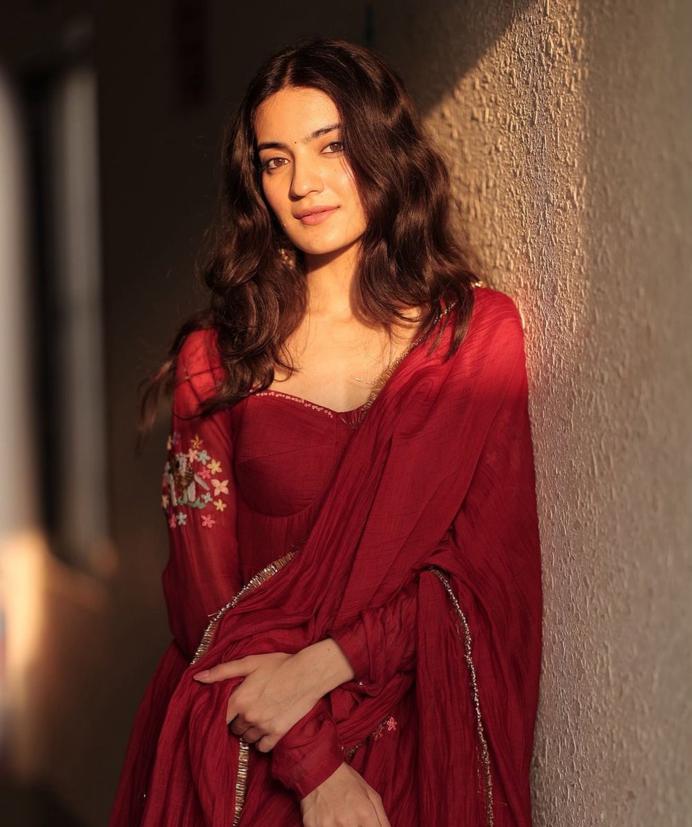 filmfare's tweet photo. Taking notes from #PratibhaRanta on how to style a red traditional attire. ♥️✨

#Celebs https://t.co/Sx7Wpk8EBR