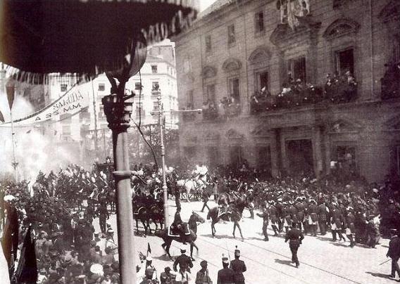 El 31 de mayo de 1906 el rey Alfonso XIII sufría un atentado el día de su boda, mientras se dirigía de los Jerónimos al Palacio Real para festejar el enlace. En el atentado murieron 28 personas. Los reyes se salvaron porque la bomba orsini rebotó en el cable del tranvía.