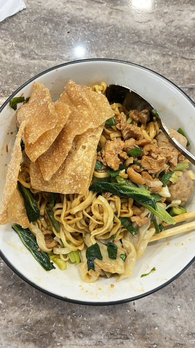 txtdrkuliner's tweet photo. Mie ayam bentuknya gepeng ada di Jakarta Pusat, namanya Mie Gepeng Pak Karsum

Enak dan unik jarang ada mie ayam pake mie gepeng gini, tekstur mienya kenyal bumbunya gurih, ayam kecapnya full daging tanpa campuran proteina nabati

Yg jadi favorit racikan mie yamin nya medok asin manis gurih ditambah saos sambel wahh enak bgt rasanya apalagi makannya pake pangsit goreng yg gurih

Seporsi mie yamin komplit isi pangsit dan bakso harganya cuma 19rb aja 

Lokasinya di samping Ayam Presto Ny. Nita Batu Tulis

 https://t.co/RzmCKnW3NT