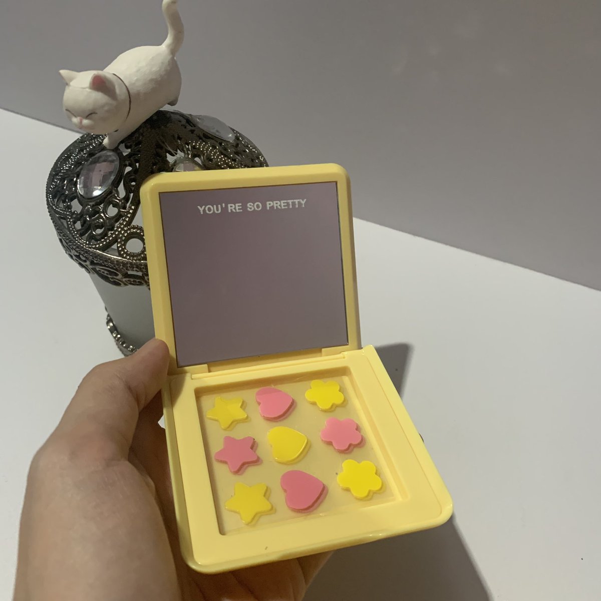 If korang grab memang dapat sekali dengan poppy enamel pins nii 😍 comel wehh. Now dah boleh grab their new launching ni dekat shopee murah je guys berbaloi sgt dgn poppy flip yang dah disediakan sekali 😚 my.shp.ee/23q6sEP