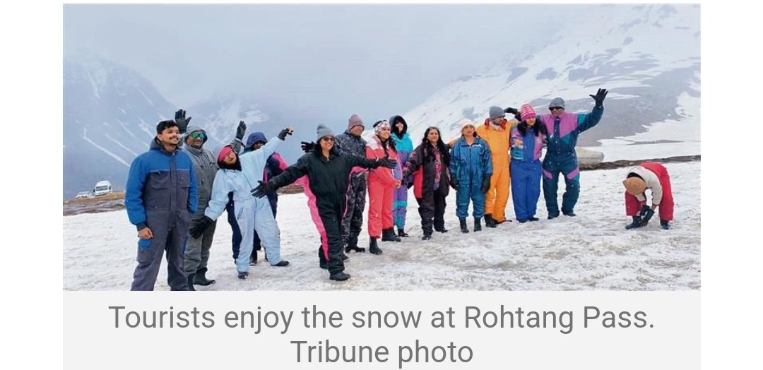 Rohtang gets snow, 5-km jam follows as tourists rush to see the snow. The police rescued the stranded vehicles and all vehicles reached Marhi at 6 pm. #HimachalPradesh #manali