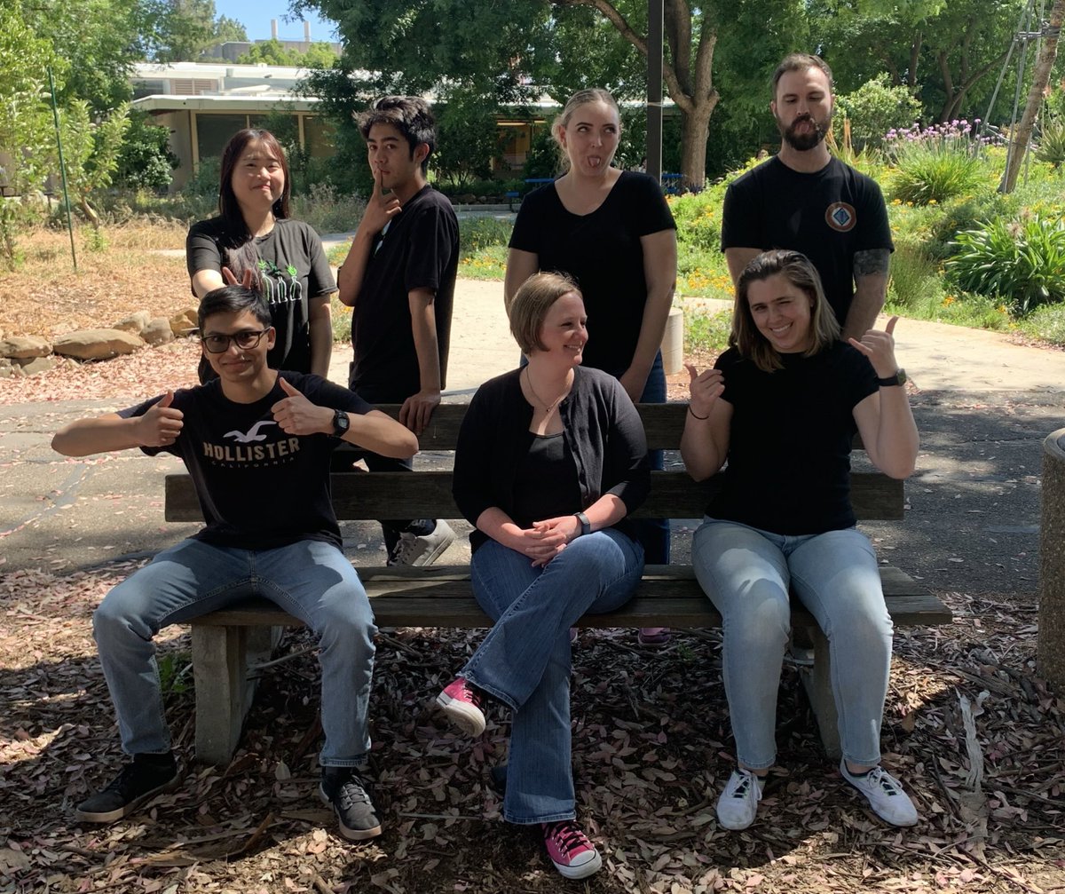 Jen_Cash_11's tweet image. New lab photos! They are definitely NOT dressing in my everyday style. Thanks to Lauren for organizing and Iris for taking!