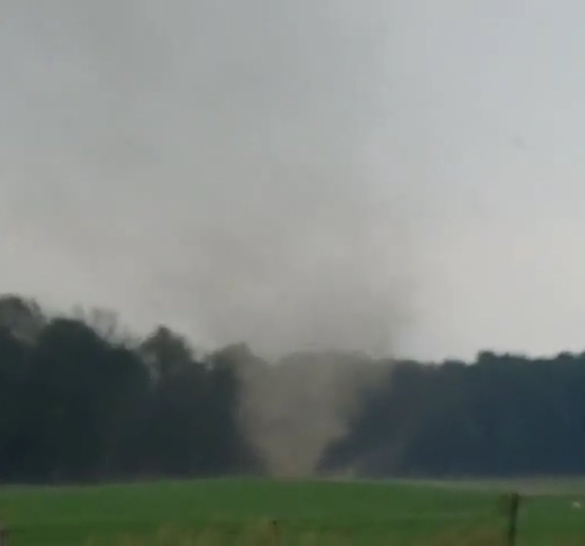 Hey #wxtwitter check out this video of an F2 landspout in Ontario some time back — while ultimately forgettable, it shows that even landspout tornadoes can reach significant strength (EF2+)

#wxtwitter #wxX #wx #ONStorm