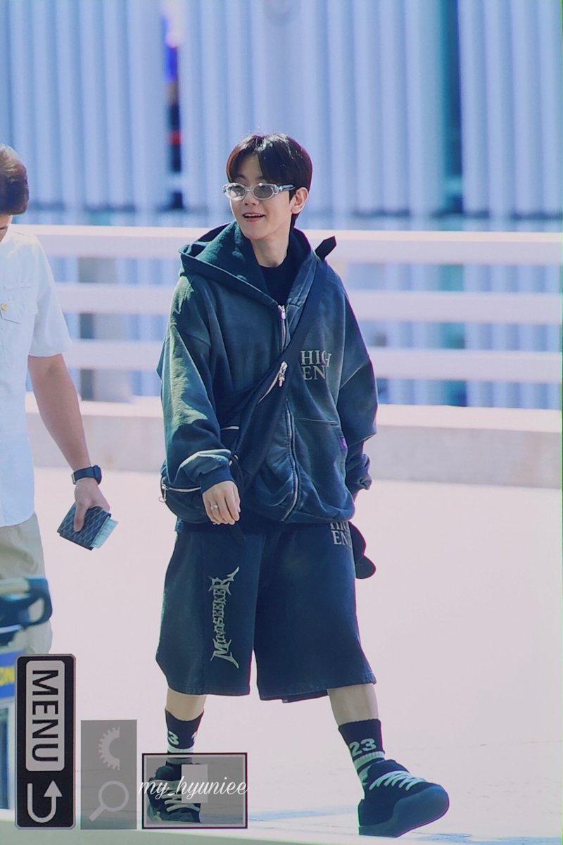 baekhyun at the airport heading to jakarta for lonsdaleite 🤍