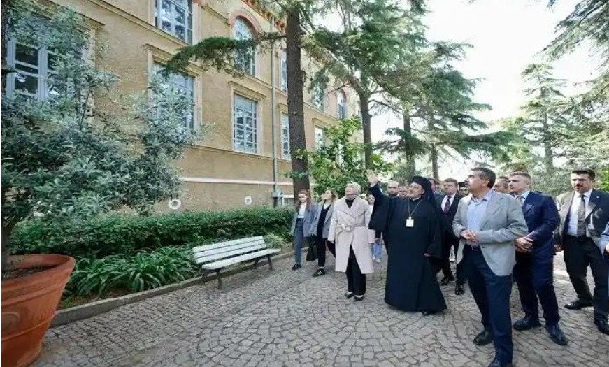 adrianaandeleni's tweet image. Minister of National Education Yusuf Tekin visited the Private Heybeliada Greek Boys' High School and Heybeliada Seminary and made examinations.
Minister of National Education Yusuf Tekin was welcomed by Archpriest Bishop Vasili Nikolar, Foundation President Georgios…