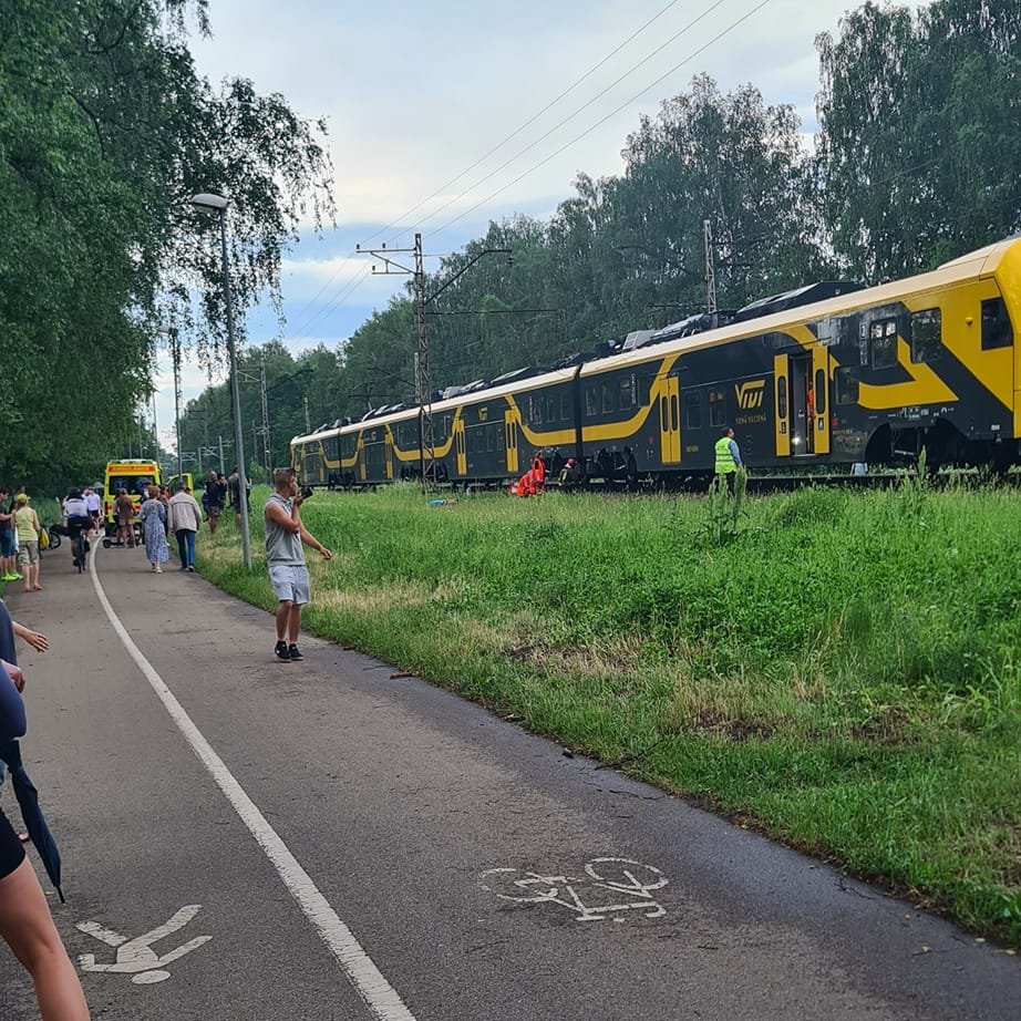 breakinglv's tweet photo. 🇱🇻 Vakar vakarā starp starp Zolitūdi un Imantu vilciens notrieca vīrieti. 
📸 Artjoms Pavlučenko
#Zolitūde #Imanta #Rīga #Latvija 
Aculiecinieki stāsta, ka tika izvilkts dzīvs. Iespējams bija apreibinošu vielu ietekmē. https://t.co/Xsj7OLoF5D