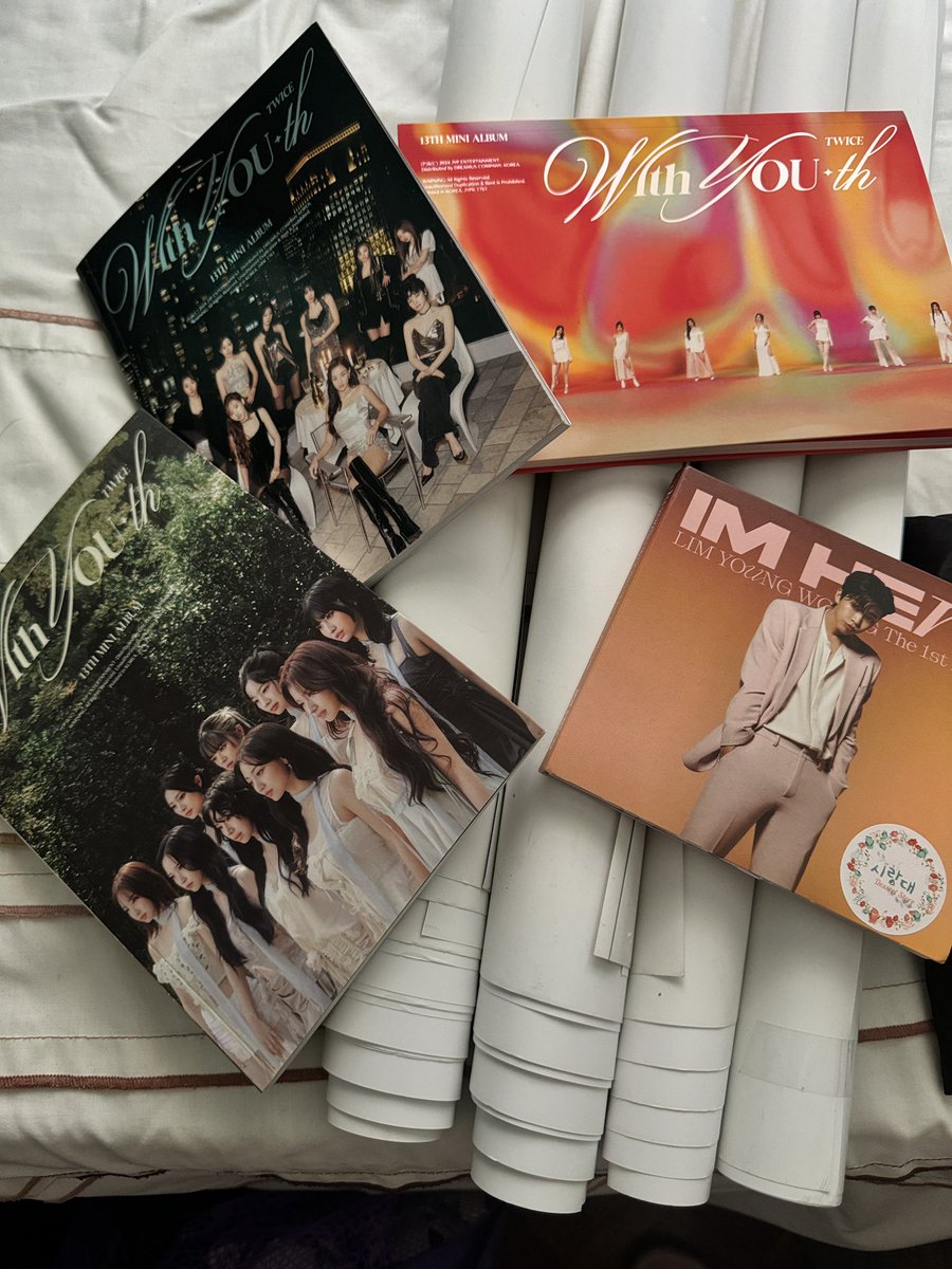 extraminguinari's tweet image. 📣 twice x oishi fanmeet giveaway c/o yours truly ‼️

➡️ just follow me, like &amp;amp; rt this post ⬅️

☑️ get a sticker pack with:
🧸💖🌻🎀🍦🌷🐰 designs + 
😎🤪😘😉😬☺️🙄 erasers

☑️ will also give out OFFICIAL ALBUMS &amp;amp; POSTERS 

📍loc TBA 🫶🏻

see y’all!