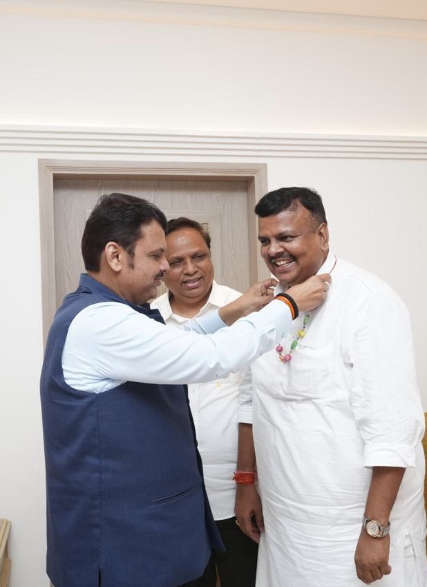 जन्मदिन पर वाराणसी में चुनाव प्रचार पर था । महाराष्ट्र के उपमुख्यमंत्री मा. <a href="/Dev_Fadnavis/">Devendra Fadnavis</a> जी ने हार पहनाकर शुभकामनाएँ दी ।मुंबई के अध्यक्ष <a href="/ShelarAshish/">Adv. Ashish Shelar - ॲड. आशिष शेलार</a> ने बधाई दी । जन्मदिन पर सहपरिवार  मित्रों के साथ बाबा विश्वनाथ के दर्शन का लाभ  लिया ।#Varansai