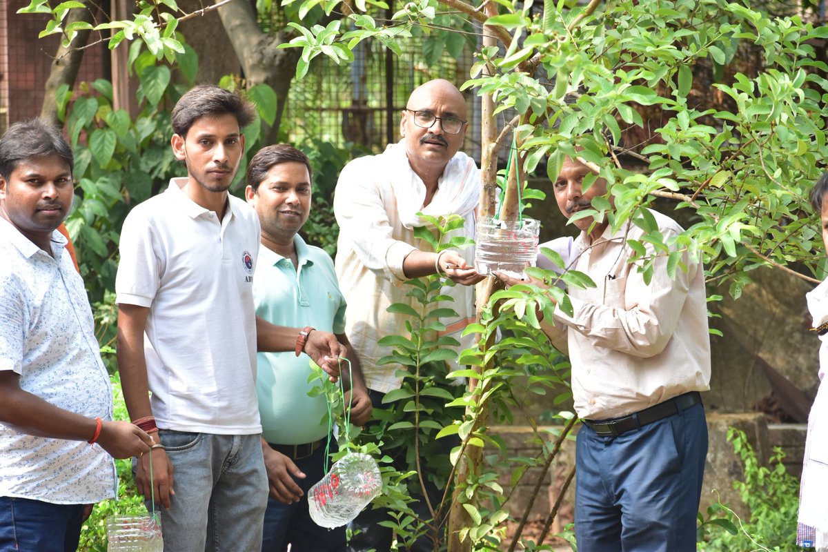 अखिल भारतीय विद्यार्थी परिषद् गिरिडीह के द्वारा सेव बर्ड कार्यक्रम के तहत कार्यकर्ताओं के द्वारा भीषण गर्मी को देखते हुए गिरिडीह महाविद्यालय में सकोरा लगाया गया।