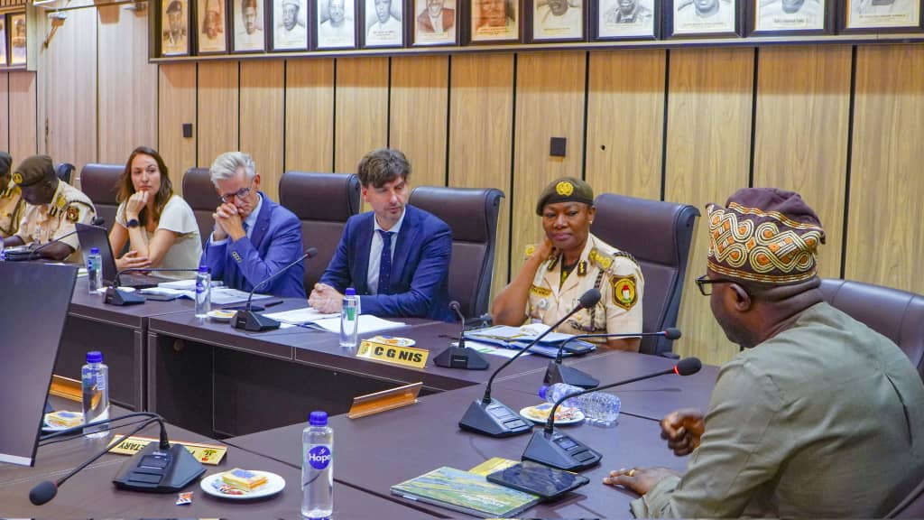 F3_LIX17's tweet photo. Hon. Dr. Olubunmi Tunji-Ojo hosted Mr. Rob Bokhoven, Director of International Affairs. 

They discussed Dutch-Nigeria initiatives on migration, border control, and security. 

Hon. Tunji-Ojo reaffirmed President Tinubu's commitment to strengthening bilateral ties. https://t.co/kDZ5mpSiNW
