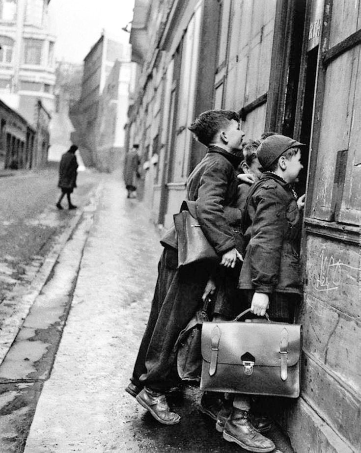 Robert Doisneau. Les écoliers curieux 1953. Paris
