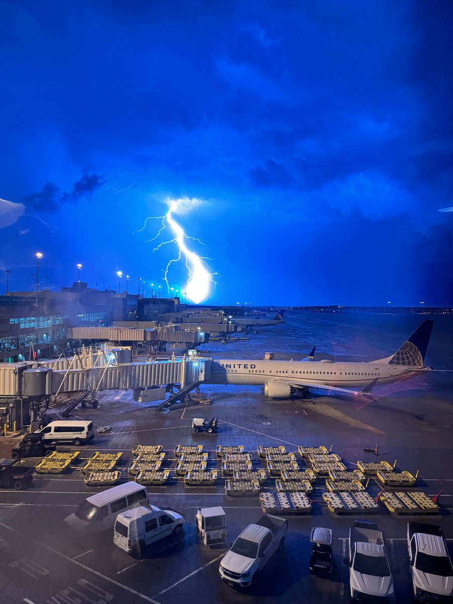 Baebroham's tweet photo. #DIA #denver photo creds to Sam ⛈️ https://t.co/gjyCcOwplO
