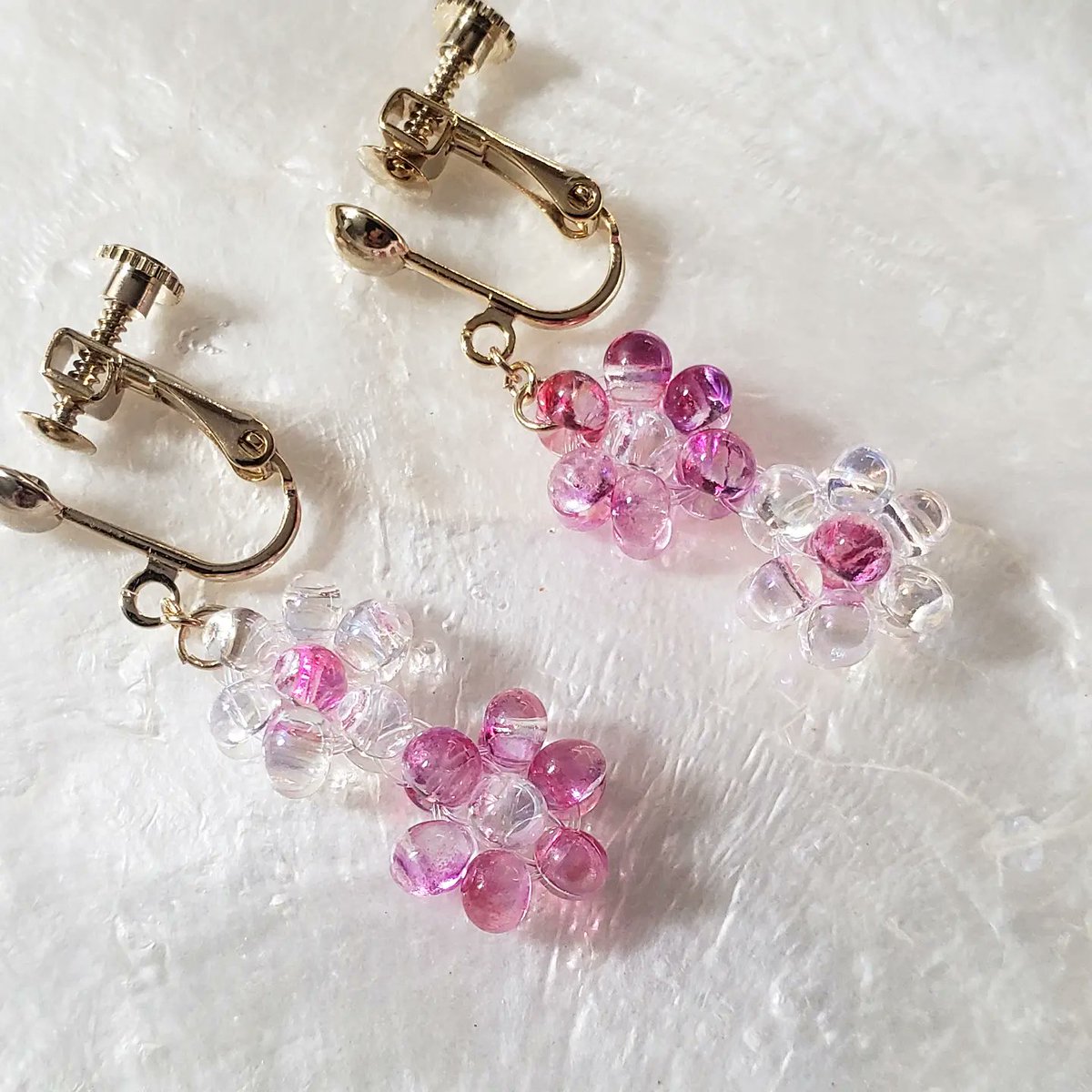 _usauni57's tweet photo. *･ファルファーレビーズの源平咲き梅の耳飾り･*

1本の木に赤と白の花が咲くことを源平咲きといい、とても可愛らしい梅なのでこの耳飾りも2色のお花を付けてみました

🌼https://t.co/FfEMOfDQG6
🌼https://t.co/jpK4VODOb5

#ハンドメイド好きさんと繋がりたい 
#ハンドメイド好きな方と繋がりたい https://t.co/8GbIZZbAhs