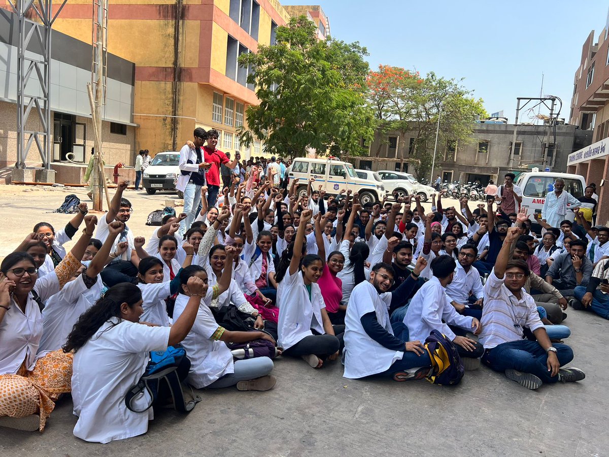 Interns of banas medical college,palanpur ,gujarat are on stike with demand of stipend increment to Rs.18000 which is according to NMC guidline..
@official_aimsa 
@DrDhruvchauhan 
@NMC_IND 
@Bhupendrapbjp 
@CMOGuj 
@narendramodi 
@NamoApp 
@theskindoctor13 
@Indian__doctor