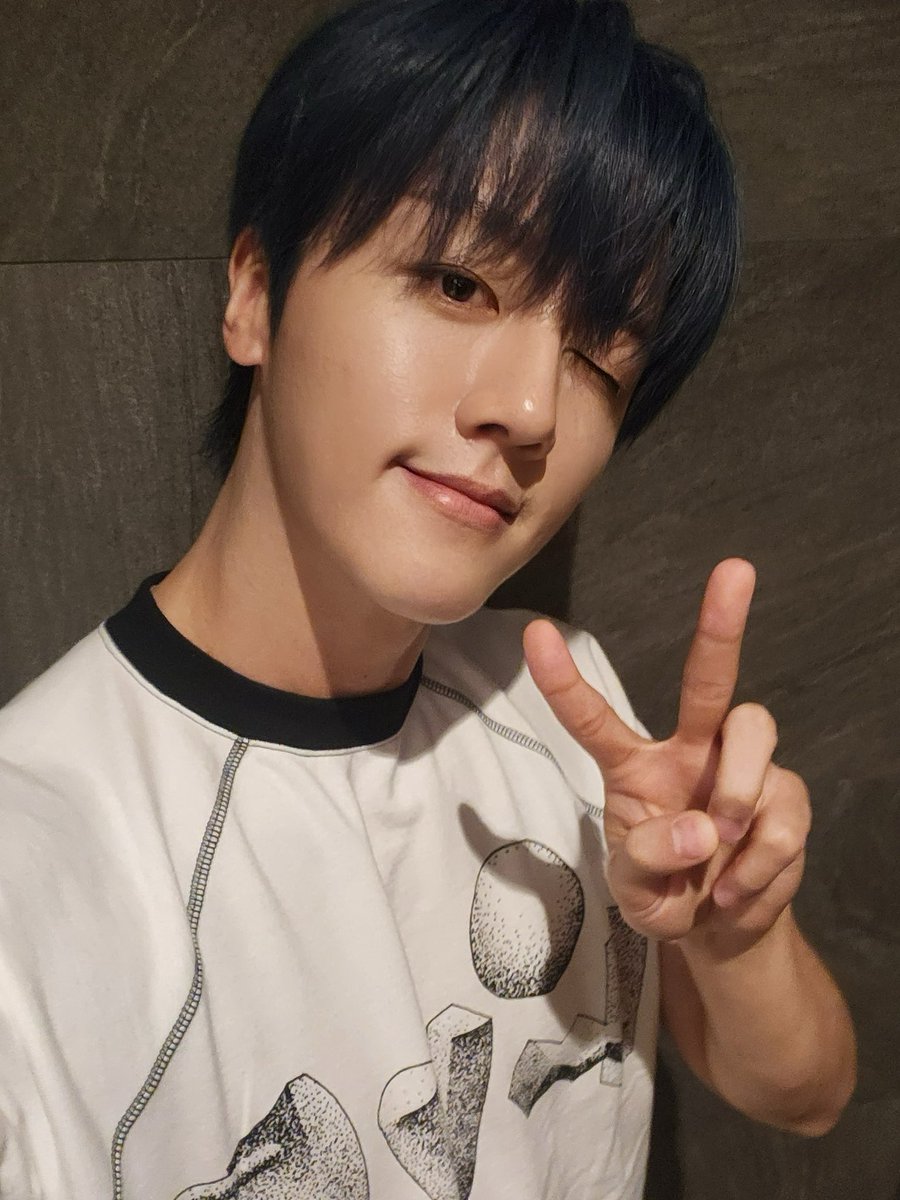 SF9official's tweet photo. 제프공연 잘 다녀올게요🙂
#SF9 #YOUNGBIN https://t.co/RB0uRqO9cu