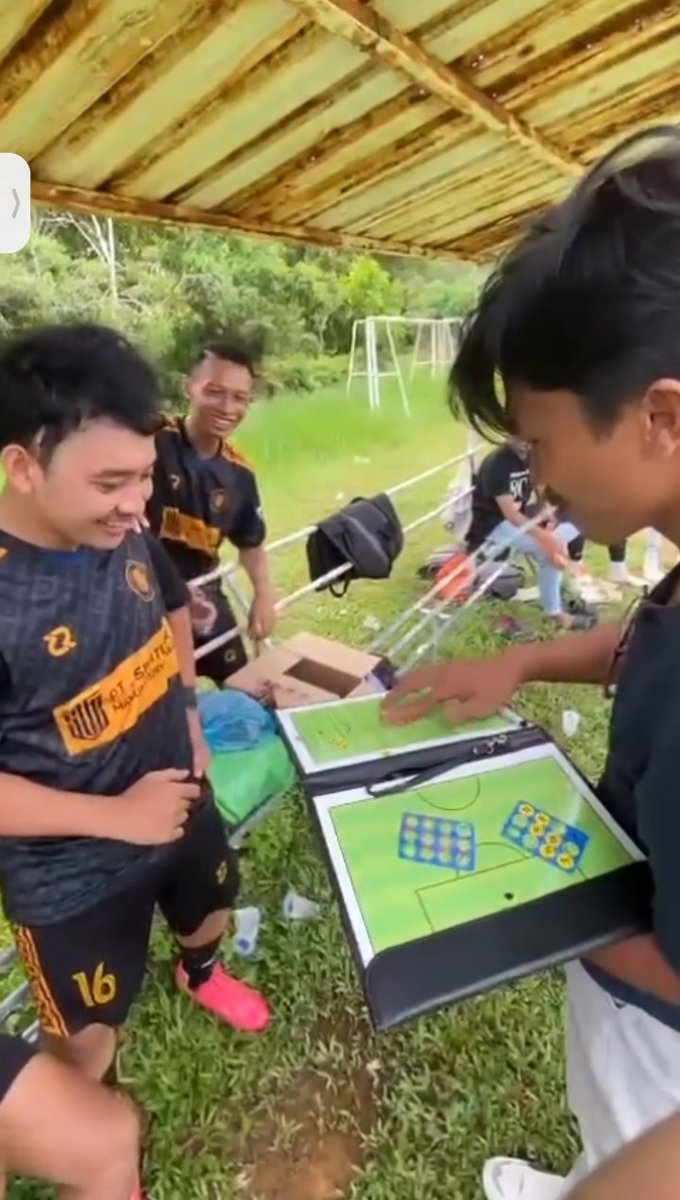 Pelatih sepak bola paling Berbahaya 

A Thread