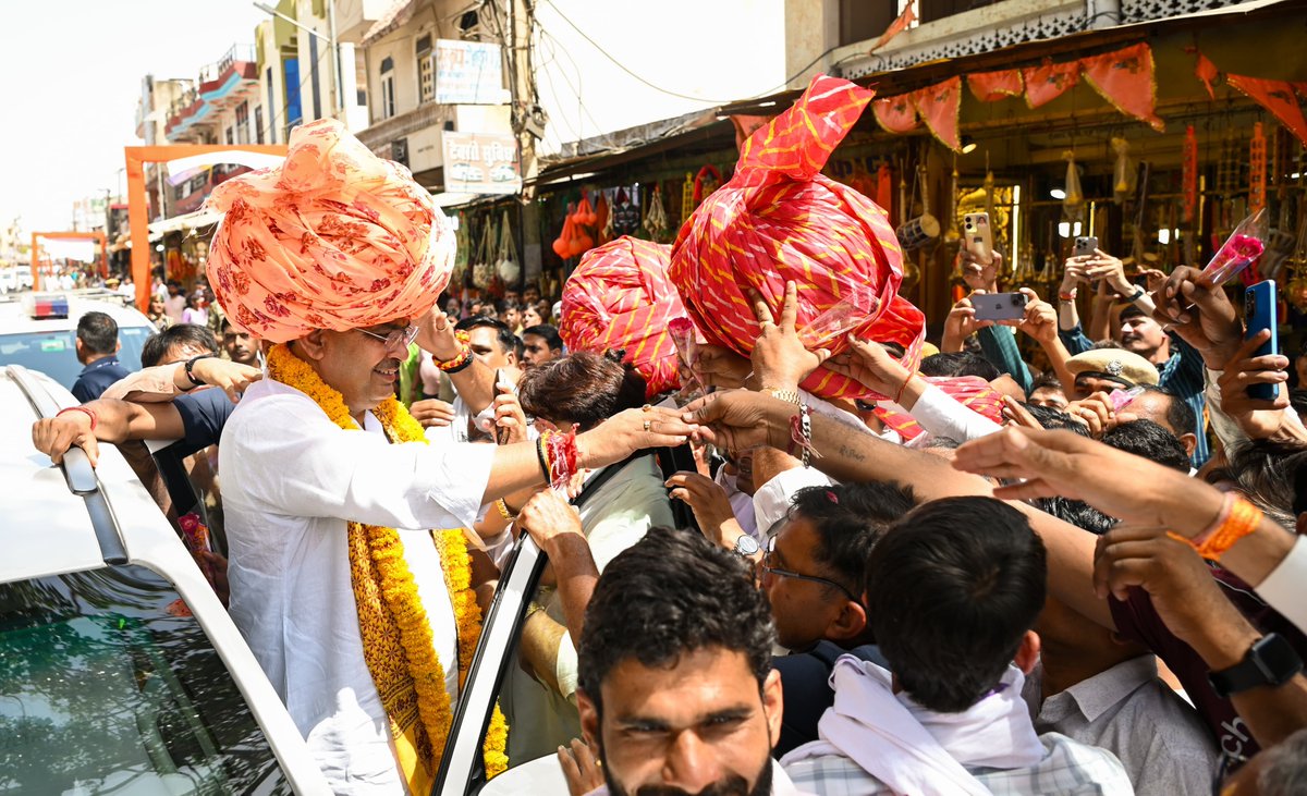 भगवान मेंहदीपुर बालाजी महाराज जी की पावन धरा पर पहुंचने पर जनप्रतिनिधियों, भाजपा पदाधिकारियों, देवतुल्य कार्यकर्ताओं व जनता जनार्दन द्वारा किए आत्मीय स्वागत से मन हर्षित है।

आप सभी के स्नेह और आदरभाव के लिए, मैं आप सभी का आभार व्यक्त करता हूँ।