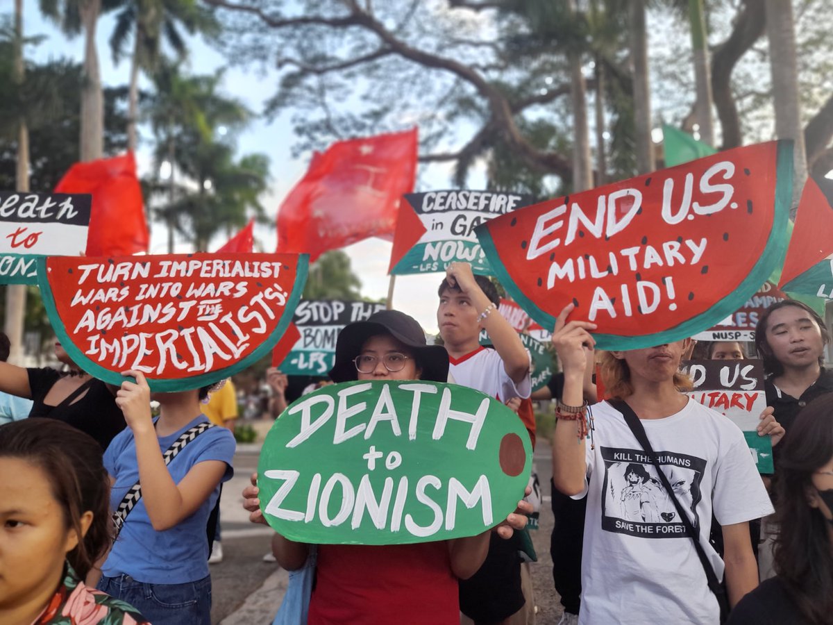 Some photos from the mobilization yesterday in solidarity with Palestine at UP Los Baños 🍉🇵🇸

(more Pro-Palestine protests pls)

#FreePalestine