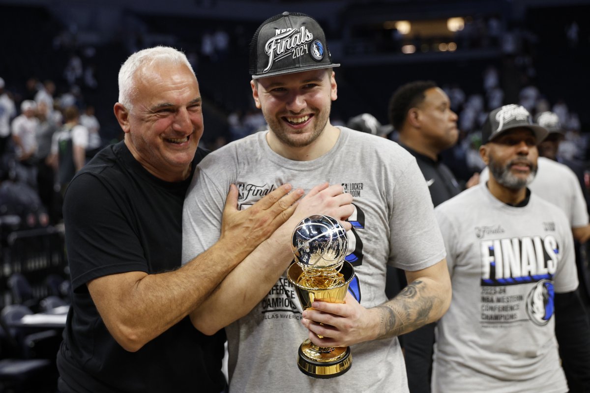 𝓜𝓥𝓟 𝓭𝓮 𝓵𝓪𝓼 𝓕𝓲𝓷𝓪𝓵𝓮𝓼 𝓮𝓷 𝓮𝓵 𝓞𝓮𝓼𝓽𝓮
Luka, con su padre 🫂

#TiempoDePlayoffs