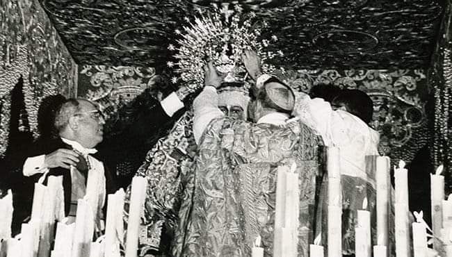 Hace 60 años que fue coronada la Virgen de La Esperanza!!
!!Viva La Hermandad de la Macarena y mi Virgen de La Esperanza!!
@Hdad_Macarena
#NosotrosALoNuestro 
#DeMacarenaManeras