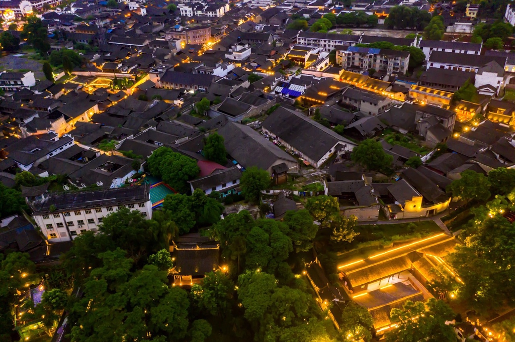 #Qianyang Ancient City in Hongjiang city, Huaihua, #Hunan province, is beautifully illuminated at night, with its lights, nightscape, and residential buildings reflecting each other like a picturesque scroll. The ancient city, encircled by the Yuanjiang River, boasts a unique