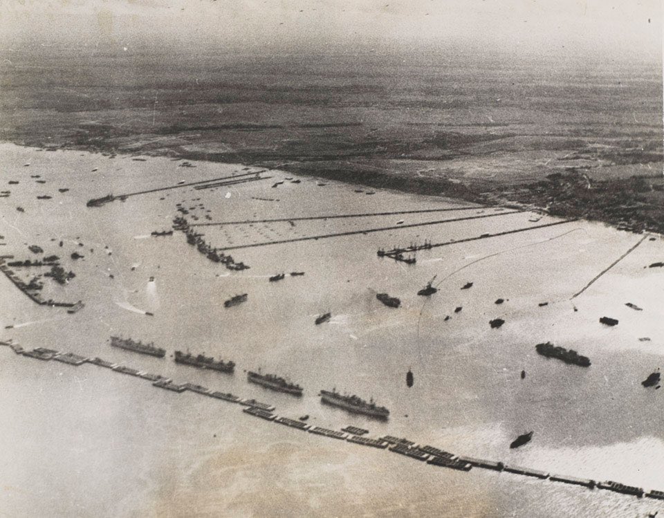 2️⃣ The $320 million Biden Pier was only in service for 2 weeks. By contrast  in 1944 the Mulberry B harbour at Gold Beach was used for 10 months after D-Day, and over 2.5 million men, 500,000 vehicles, and 4 million tons of supplies were landed.
