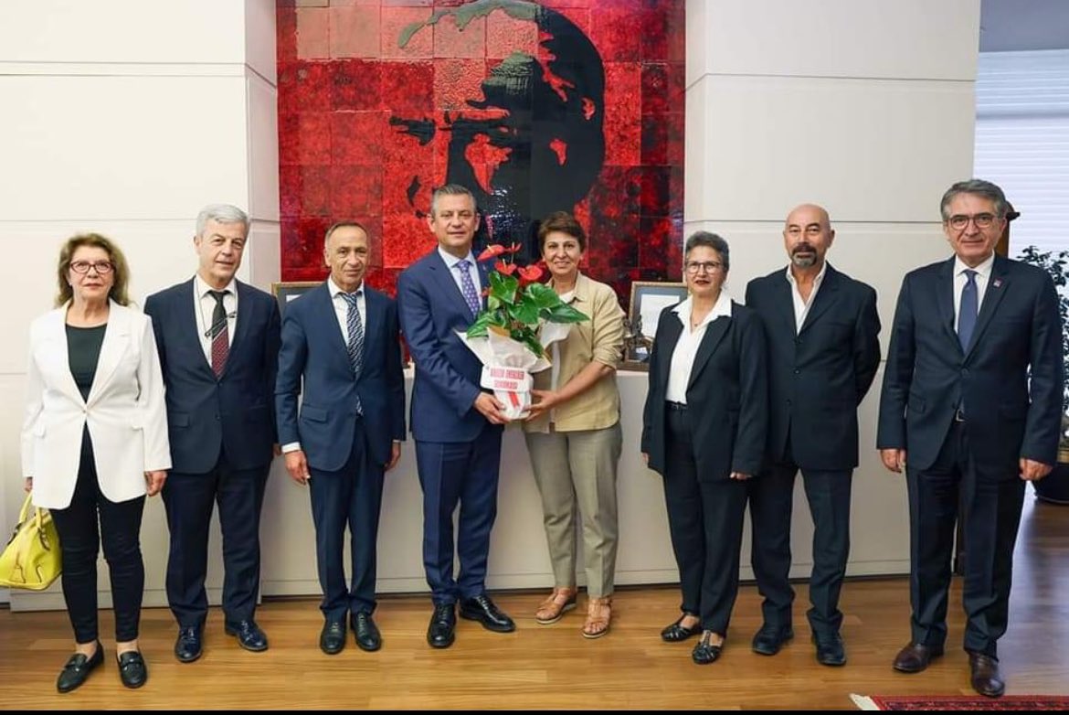 Mahmut ŞENGÜL (@mahmuttsengul) on Twitter photo CHP Genel Başkanı Sayın <a href="/eczozgurozel/">Özgür Özel</a> daveti üzerine kendilerini ziyaret ettik. Emeklilerin sorun ve talepleri üzerine verimli bir görüşme gerçekleşti duyarlılıkları ve emeklinin sesinin duyulmasına vesile oldukları için emekliler adına tekrardan teşekkür ederiz. CHP Genel Başkanı Sayın <a href="/eczozgurozel/">Özgür Özel</a> daveti üzerine kendilerini ziyaret ettik. Emeklilerin sorun ve talepleri üzerine verimli bir görüşme gerçekleşti duyarlılıkları ve emeklinin sesinin duyulmasına vesile oldukları için emekliler adına tekrardan teşekkür ederiz.