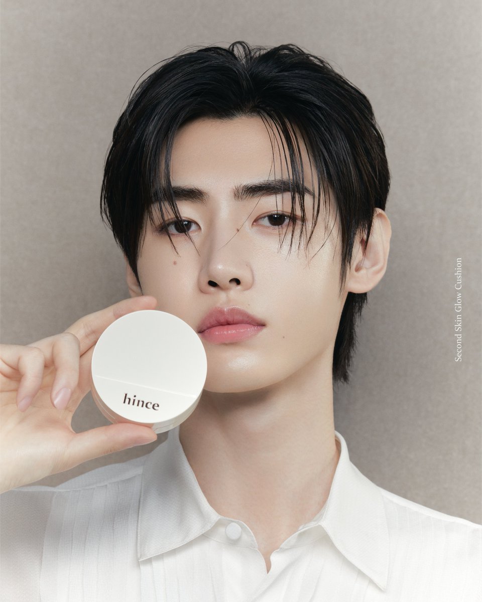 hince_official's tweet photo. #엔하이픈 #성훈 Make-up look 공개

청량한 블루부터 깔끔한 화이트까지 완벽소화
무거울 텐데 그 짐 내려놔요..! 
멋짐…✨

블루쿠션, 글로우 쿠션 중 
성훈과 더 잘 어울리는 룩은 무엇인가요?

Meet hince @ Oliveyoung 🫒 
성훈 PICK! #힌스쿠션 을  6월 한 달, 
올리브영에서 할인된 가격으로 만나보세요! 

#hince #힌스 #ENHYPEN #SUNGHOON  #엔하이픈 #성훈 #힌스with엔하이픈_성훈 #오늘부터힌스아니고훈스
