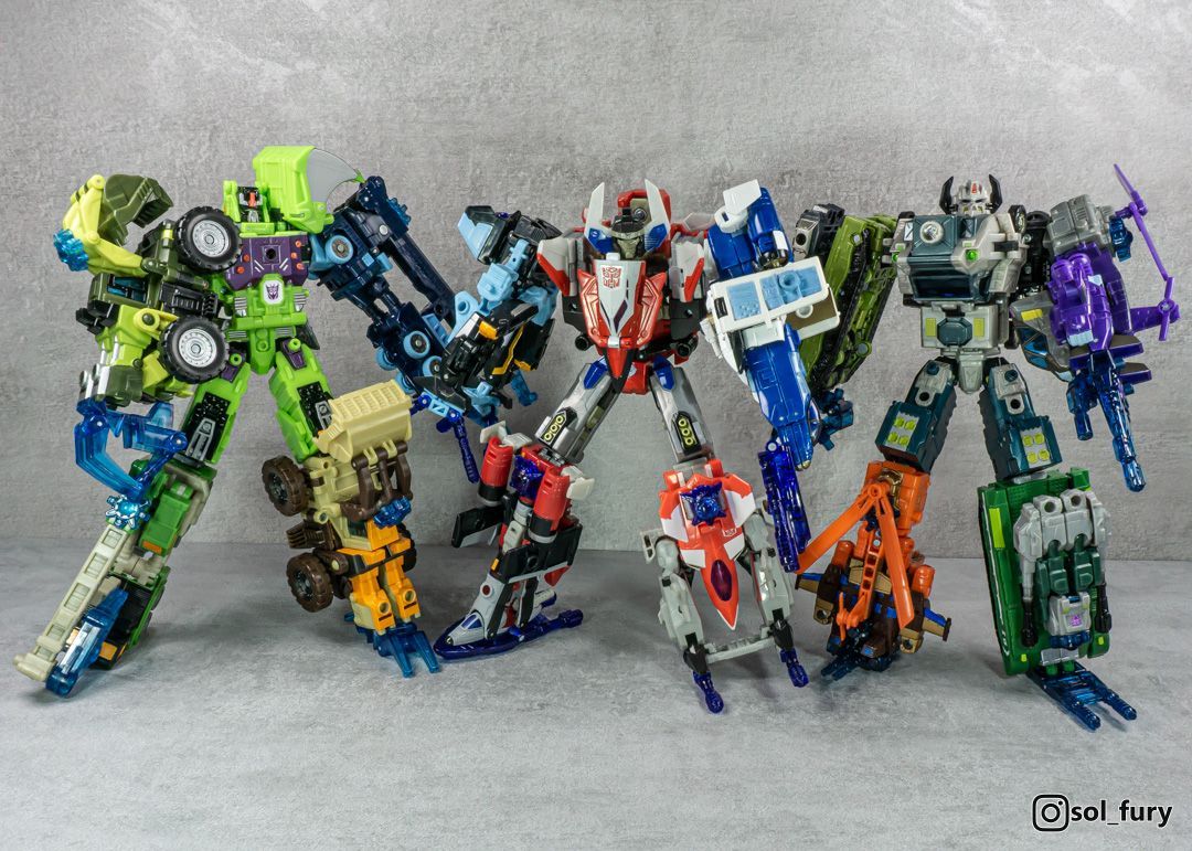 SolFury's tweet photo. As Transformers Energon wound down, it brought back traditional five-member Transformers combiners. These were very cool toys.
#transformers
#energon #transformersenergon #transformerssuperlink https://t.co/8CUWyyTvGo