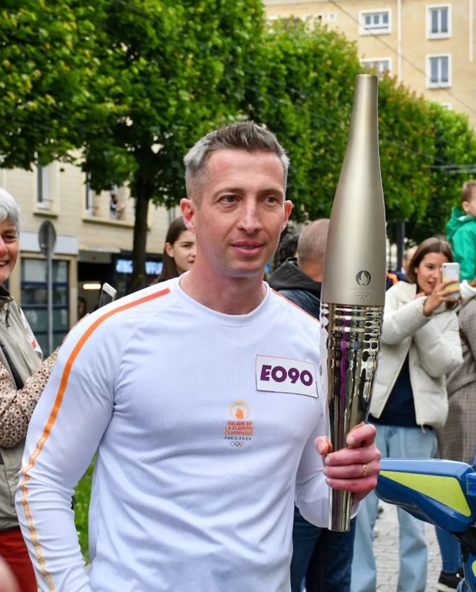 Très ému de voir Yann, policier, porter la flamme olympique à Caen.
Ce héros de la 🇫🇷 a failli mourir après avoir pris deux balles dans la tête par un braqueur en 2015.
Aujourd’hui il est debout et fier de porter les couleurs de la 🇫🇷.
Ça a plus d’allure que Jul quand même 😉.