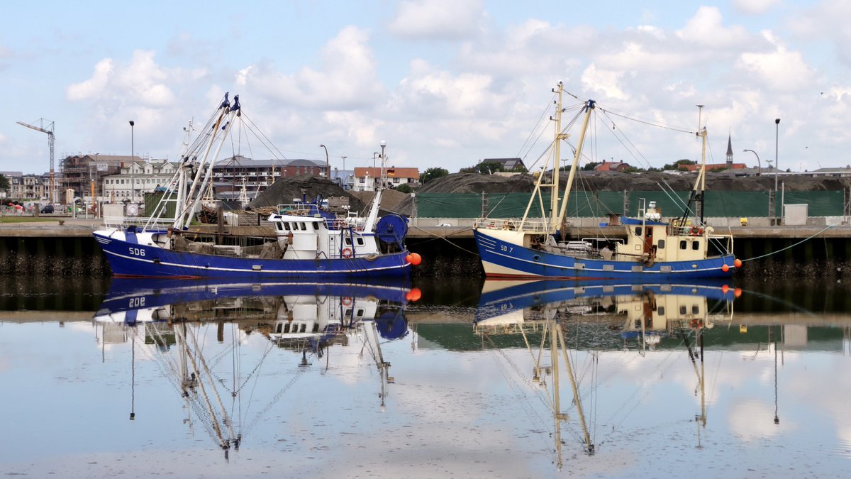 RickyGTS's tweet photo. Spieglein spieglein … auf der See … perfekt für pics … olé olé 😃 #TeamSeenotretter gestern in #Büsum 📸 #Fischerboot 📸 #Krabbenkutter https://t.co/P6jchn3hZj
