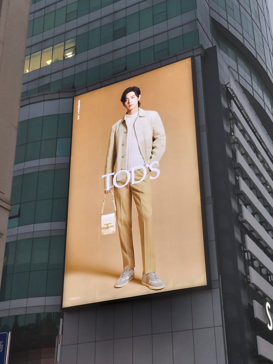 Tod'sビル壁面広告😚✌